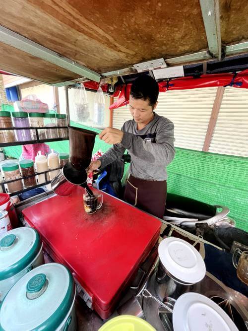 泰式街頭國民飲料攤車，Kafe Dam 老闆沖泡咖啡