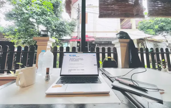 吉莉數位｜Lucky Nomads-敏捷專案管理示意圖：專業顧問在筆電前規劃網站開發流程與任務分配